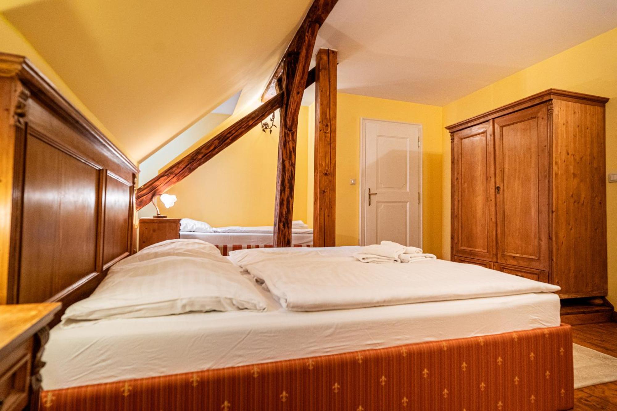 Penzion Cosmopolitan Ii. Banská Štiavnica Oda fotoğraf