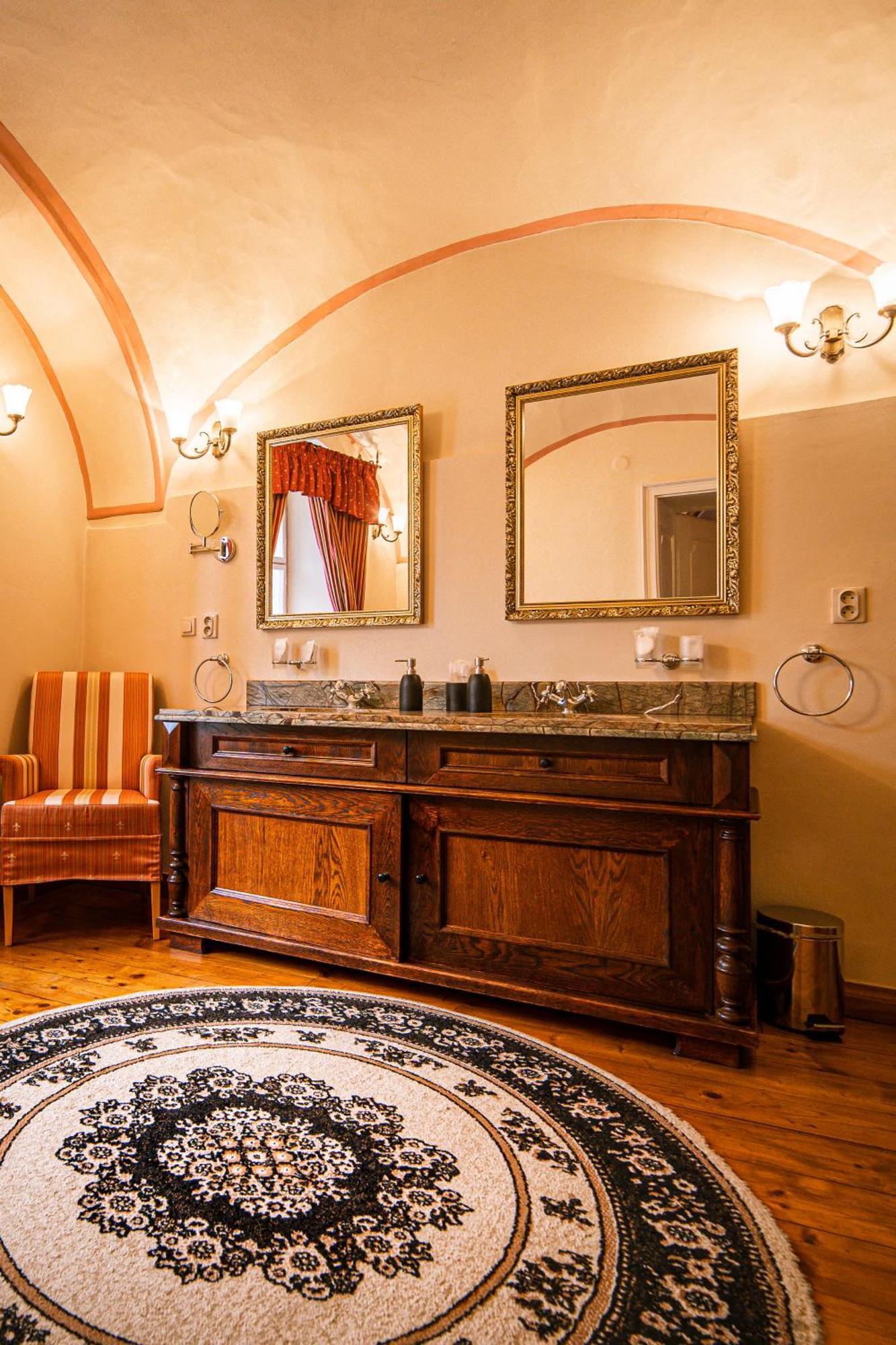 Penzion Cosmopolitan Ii. Banská Štiavnica Oda fotoğraf