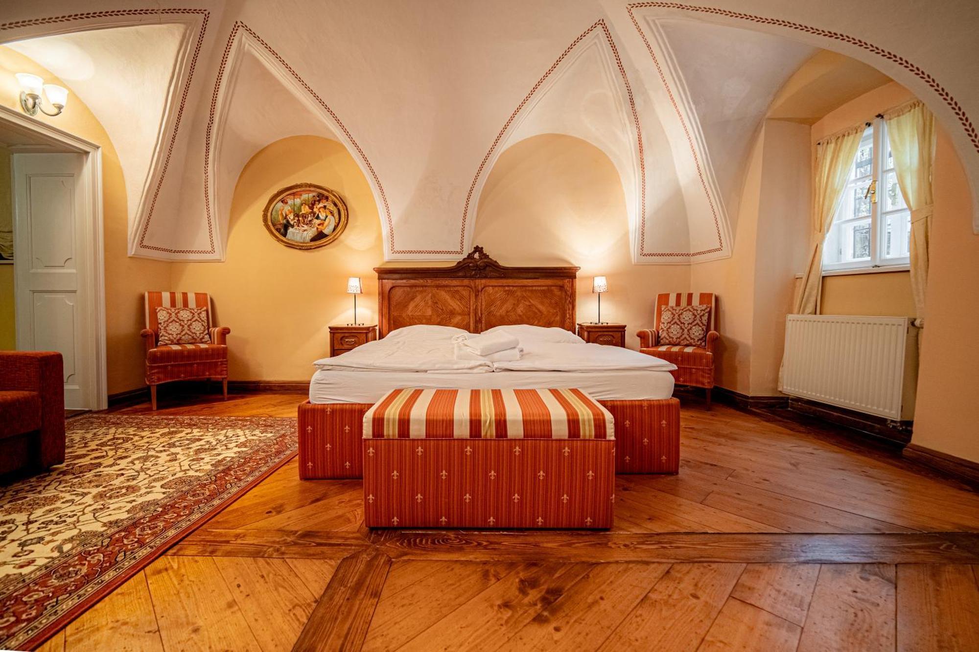 Penzion Cosmopolitan Ii. Banská Štiavnica Oda fotoğraf