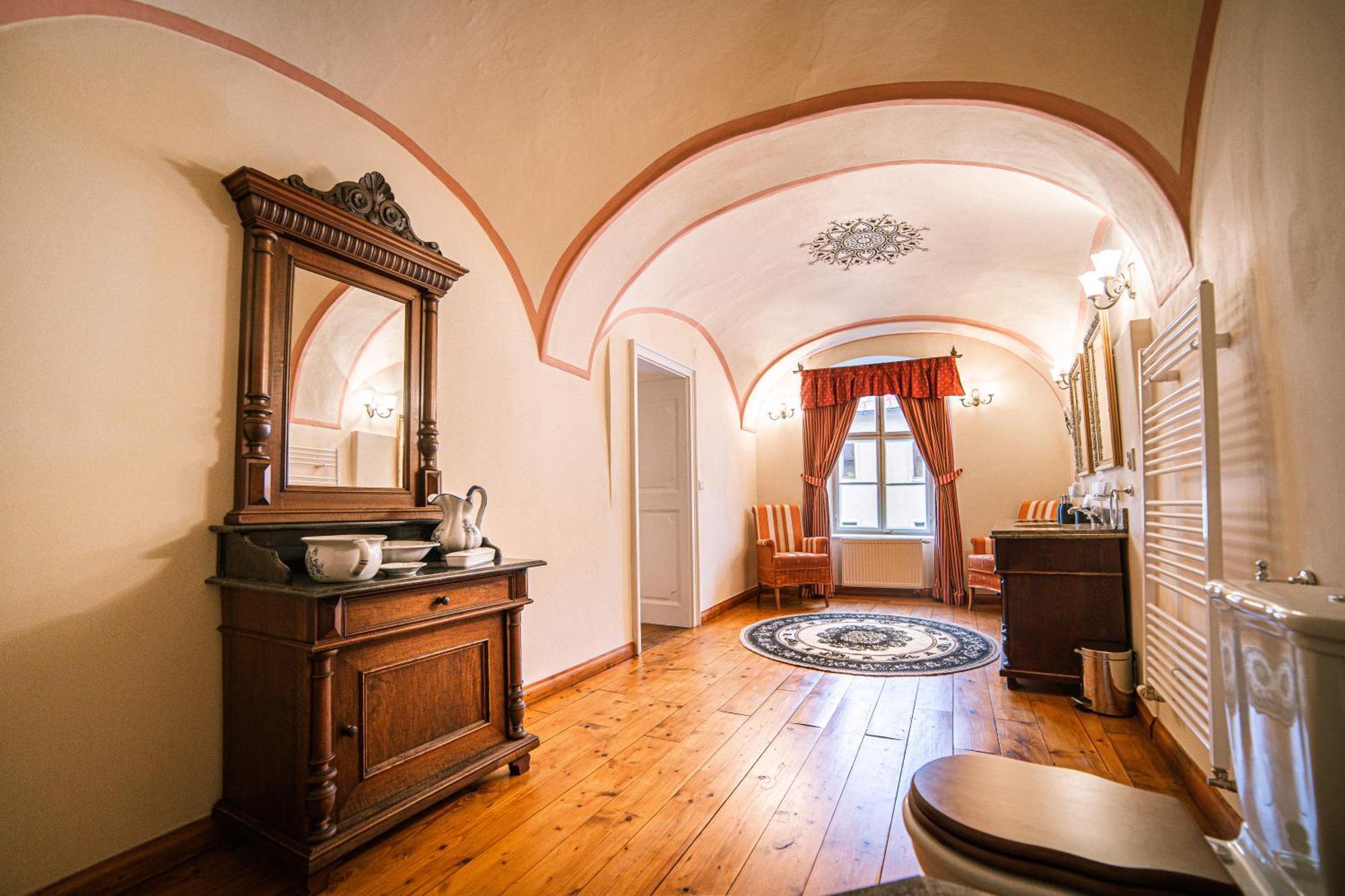 Penzion Cosmopolitan Ii. Banská Štiavnica Oda fotoğraf